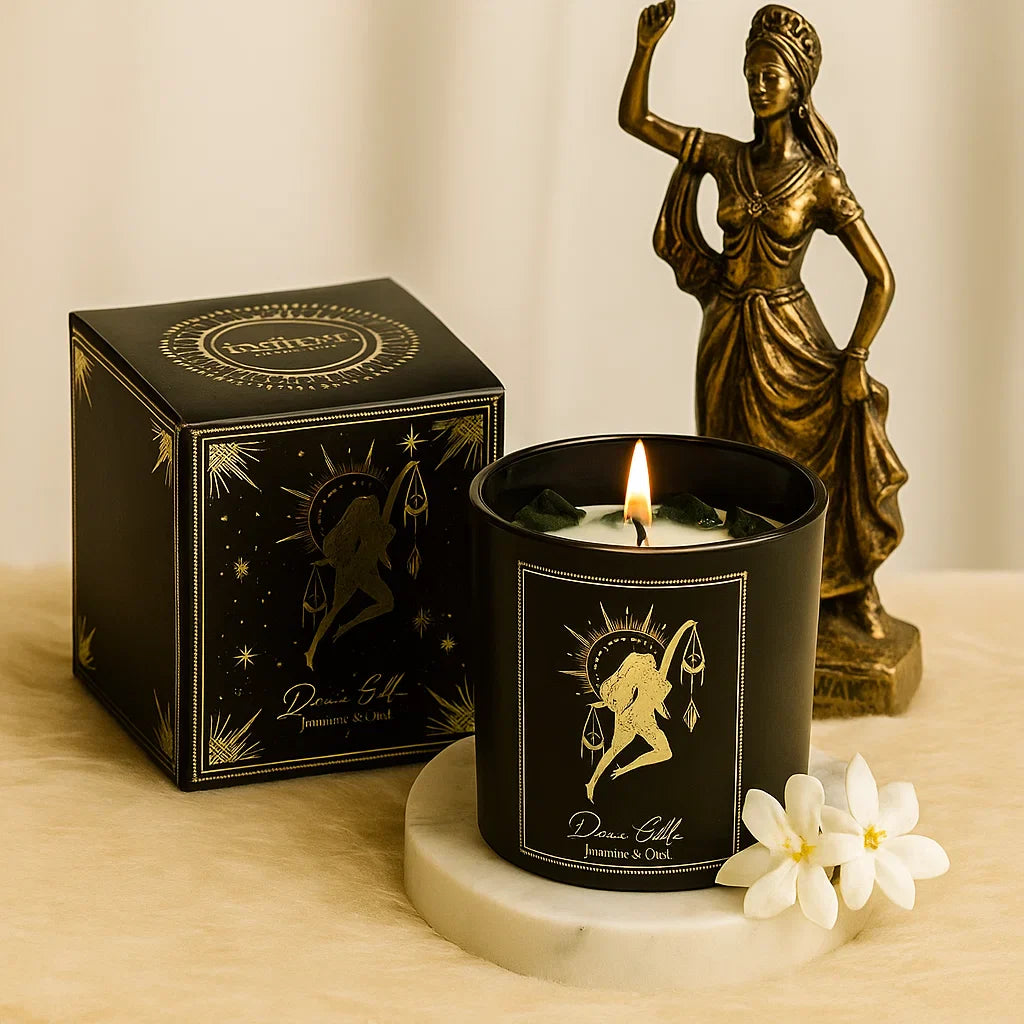 Bougie Divine Goddess allumée dans une ambiance spirituelle, rituel féminin sacré et abondance