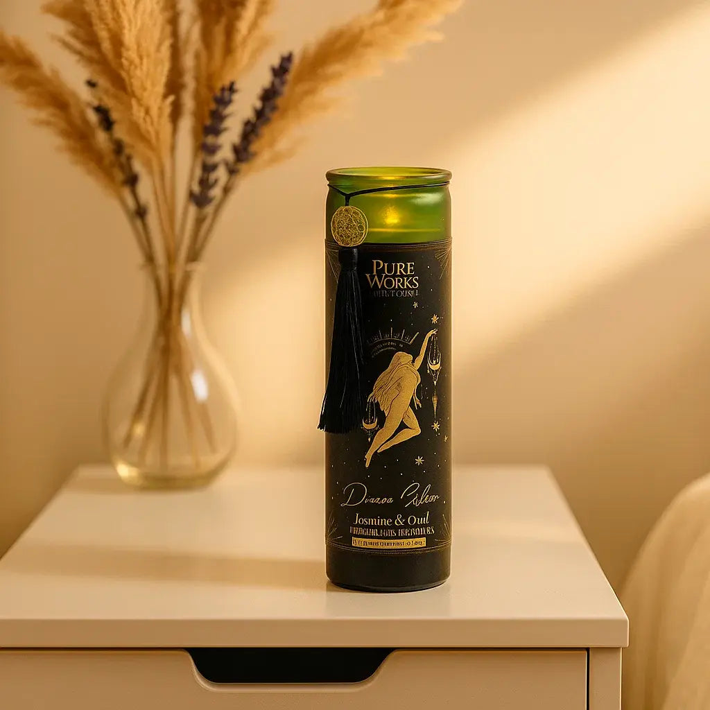 Bougie parfumée Divine Goddess allumée – ambiance spirituelle et rituel de manifestation féminin