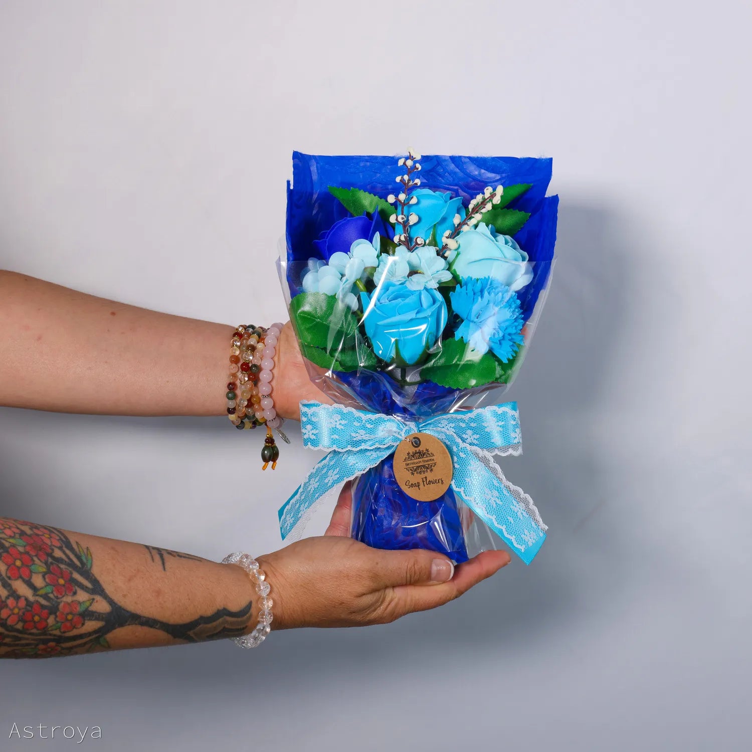 Bouquet de Fleurs de savon tenu main - Bleu
