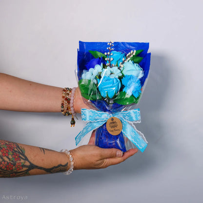 Bouquet de Fleurs de savon tenu main - Bleu