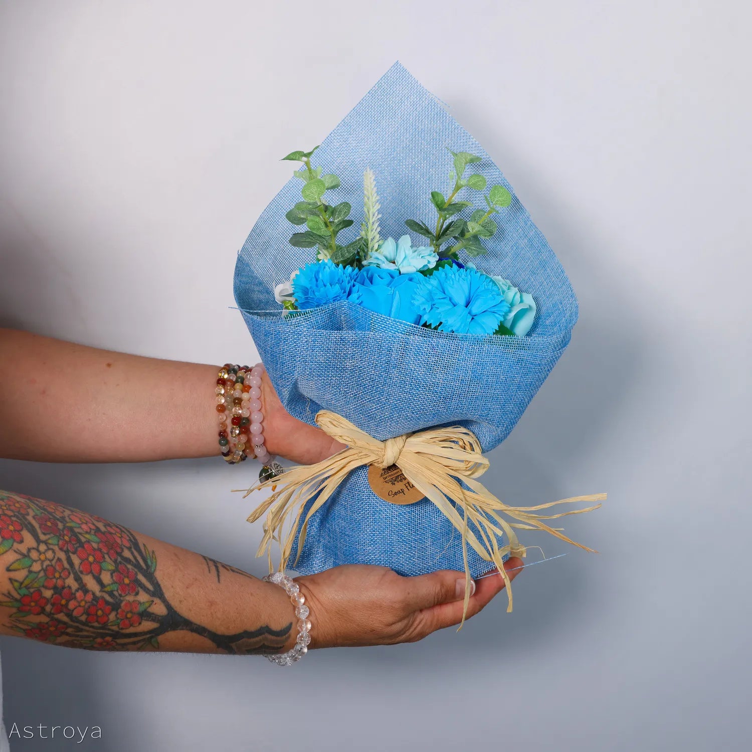 Bouquet de fleurs de savon couleur bleu, design élégant, hydratant et délassant – Astroya