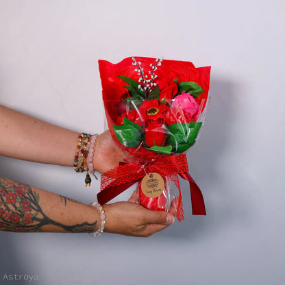Bouquet de Fleurs de savon Rouge tenu main