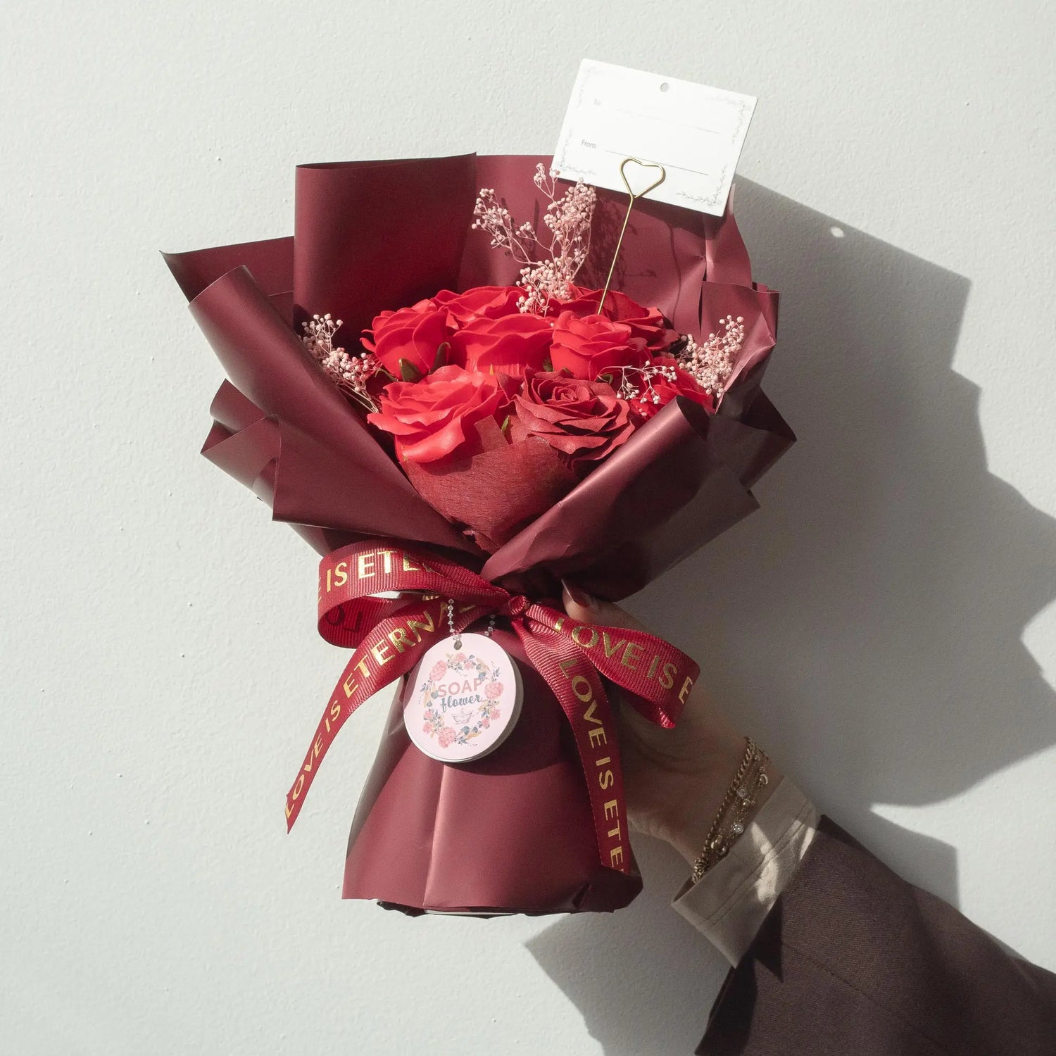 Grand Bouquet de Roses de savon rouges tenu dans une main