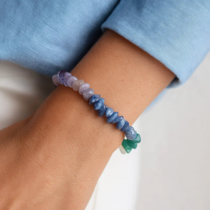 Bracelet 7 chakras en fragments de pierres naturelles porté au poignet pour équilibre énergétique
