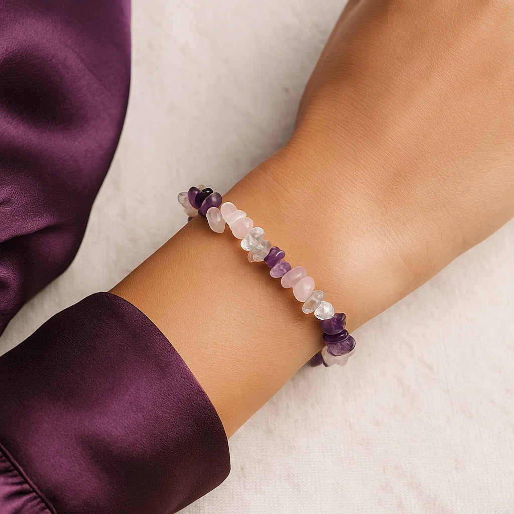Bracelet Triangle d’Or porté au poignet, association améthyste quartz rose cristal de roche pour harmonie du chakra du cœur