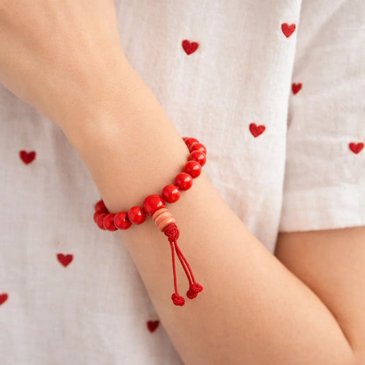 Bracelet en corail porté au poignet, bijou bien-être associé à l’énergie d’abondance