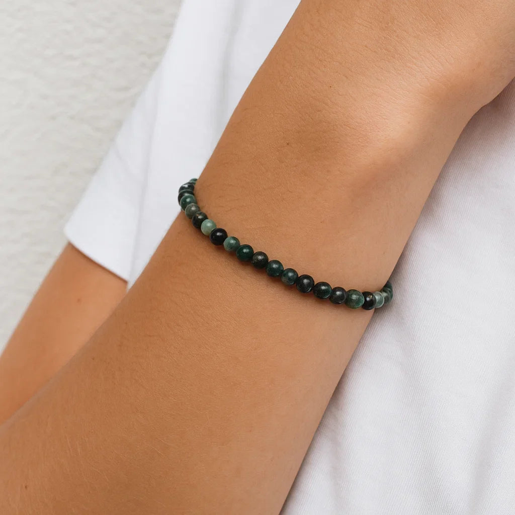 Bracelet en émeraude porté au poignet, bijou bien-être favorisant équilibre et abondance