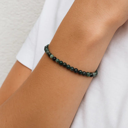 Bracelet en émeraude porté au poignet, bijou bien-être favorisant équilibre et abondance