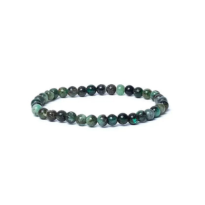 Bracelet en perles d’émeraude sur fond blanc, pierre naturelle associée à la prospérité