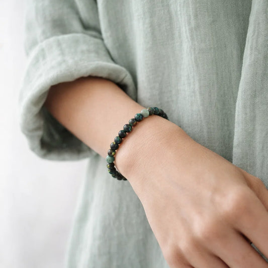 Bracelet en émeraude porté au quotidien, bijou énergétique lié à la chance et à l’harmonie