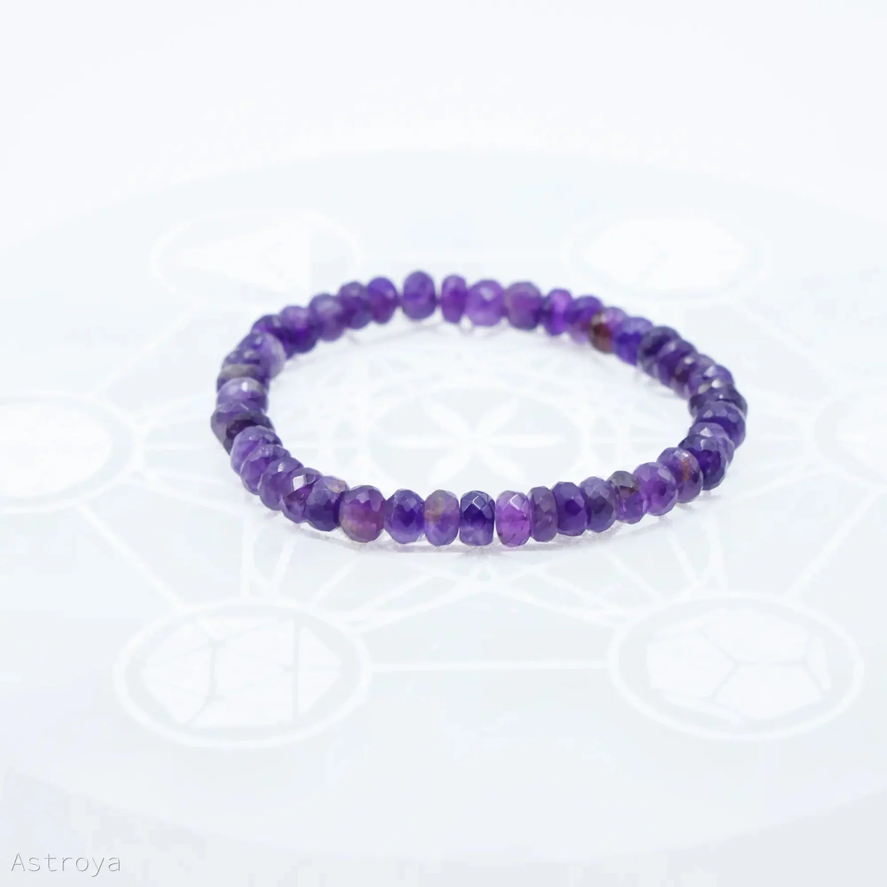 Bracelet en améthyste naturelle aux perles facettées, bijou énergétique favorisant l’apaisement et l’équilibre émotionnel