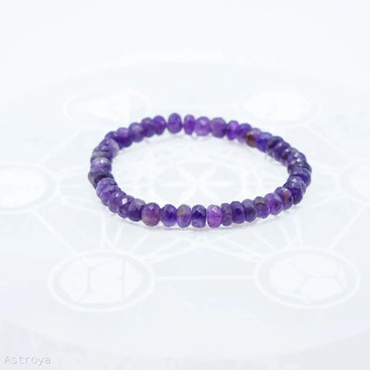 Bracelet en améthyste naturelle aux perles facettées, bijou énergétique favorisant l’apaisement et l’équilibre émotionnel