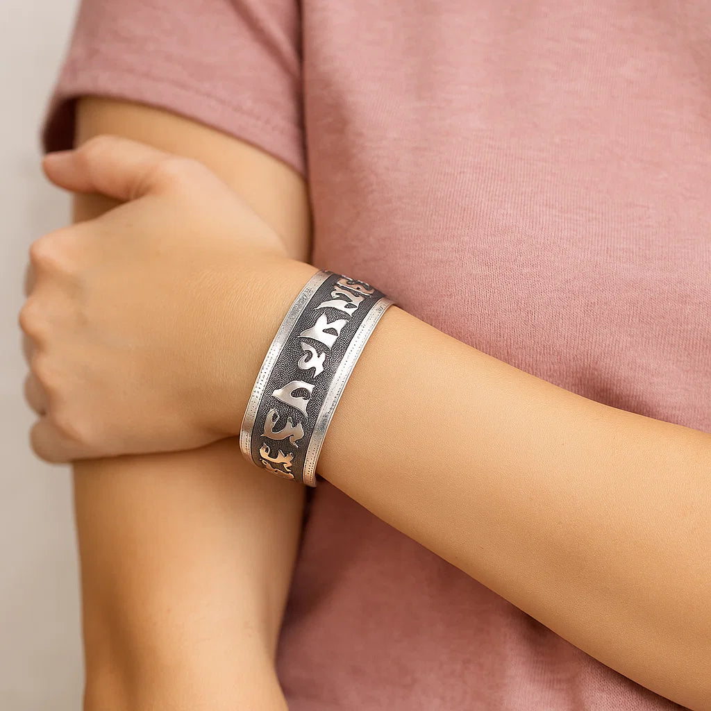Bracelet Miao tribal avec mantra OM Mani Pad Me Hum