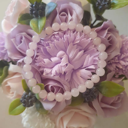 Bracelet quartz rose sur bouquet de fleurs