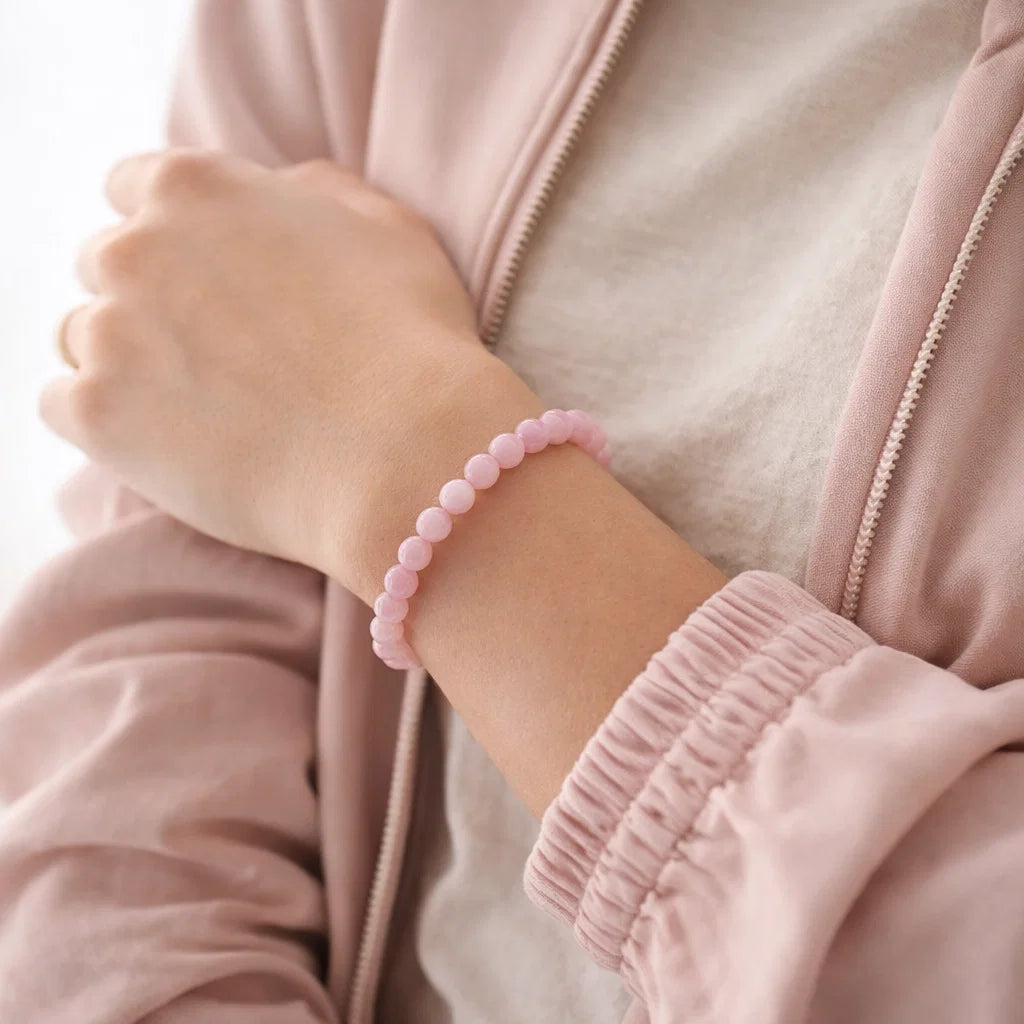 Bracelet quartz rose porté au poignet – accessoire énergétique féminin et apaisant