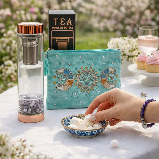 Coffret cadeau bien-être Bahia avec bouteille infuseur améthyste, bracelet lotus et pochette lunaire en décor floral