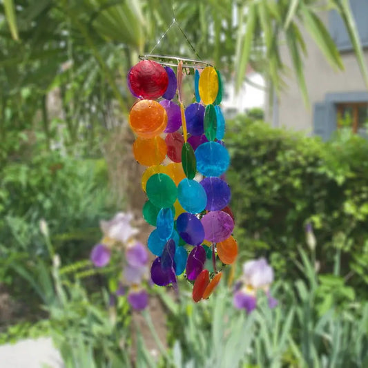 Carillon à vent multicolore en Capiz suspendu dans un jardin, décoration extérieure zen et écologique