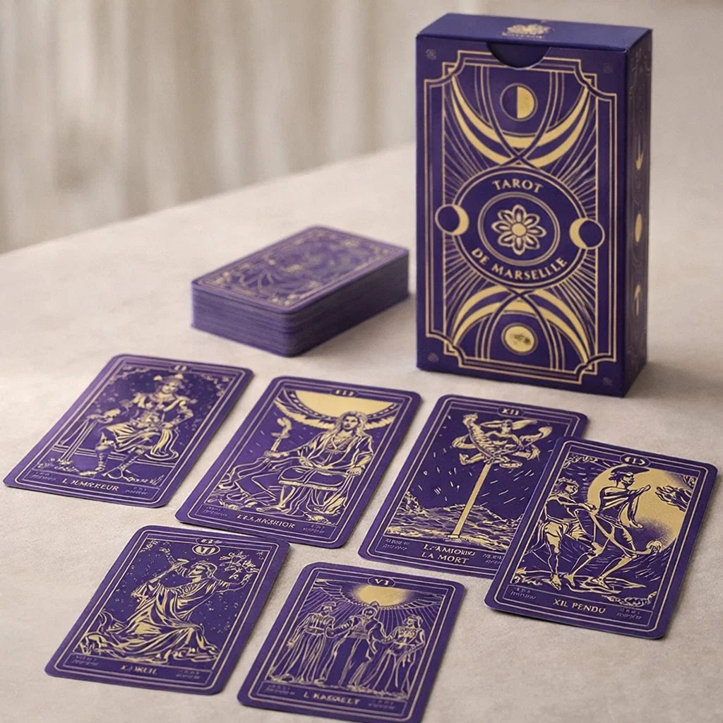 Cartes du Tarot de Marseille violettes et dorées disposées en éventail, design ésotérique premium pour la divination