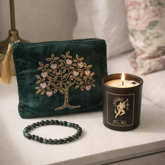 Coffret cadeau bien-être Divine Goddess avec bougie d’intention, bracelet émeraude et pochette velours