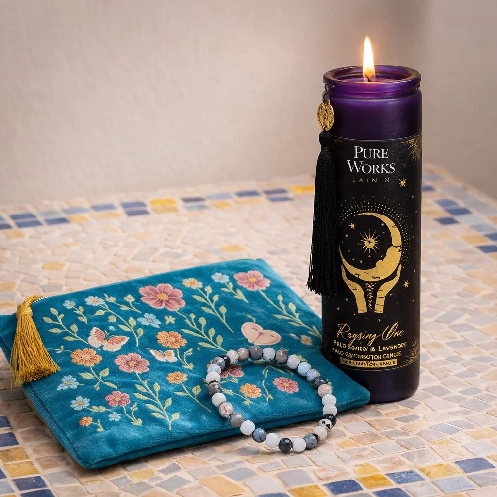 Coffret cadeau bien-être Ramatuelle avec bougie parfumée bracelet en pierres et pochette brodée