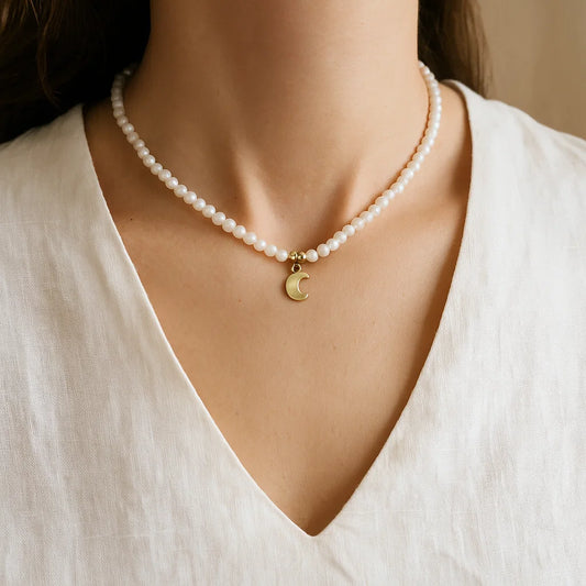 Collier ajustable Pierre de lune avec pendentif lune porté par une femme
