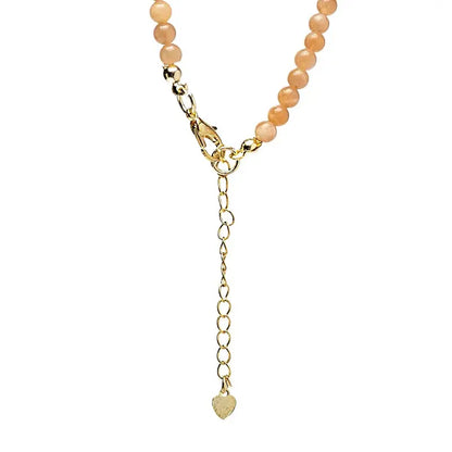 Détail fermoir collier pierre de soleil ajustable avec chaîne dorée