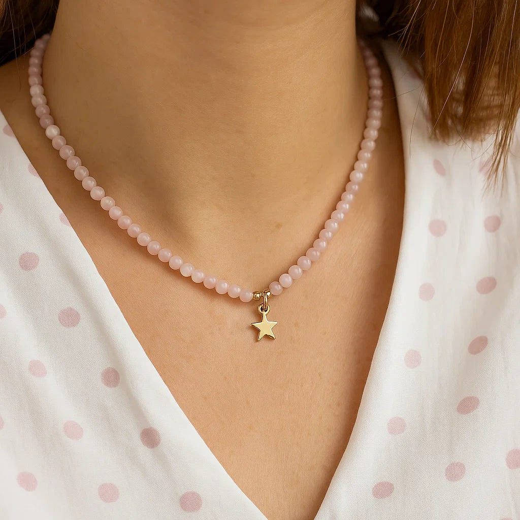 Collier ajustable Quartz rose avec pendentif étoile porté par une femme