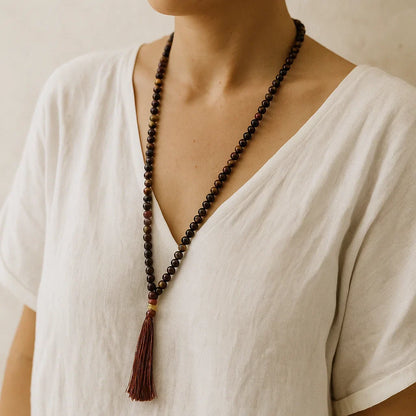 Mala œil de tigre porté en collier – bijou spirituel pour méditation et ancrage