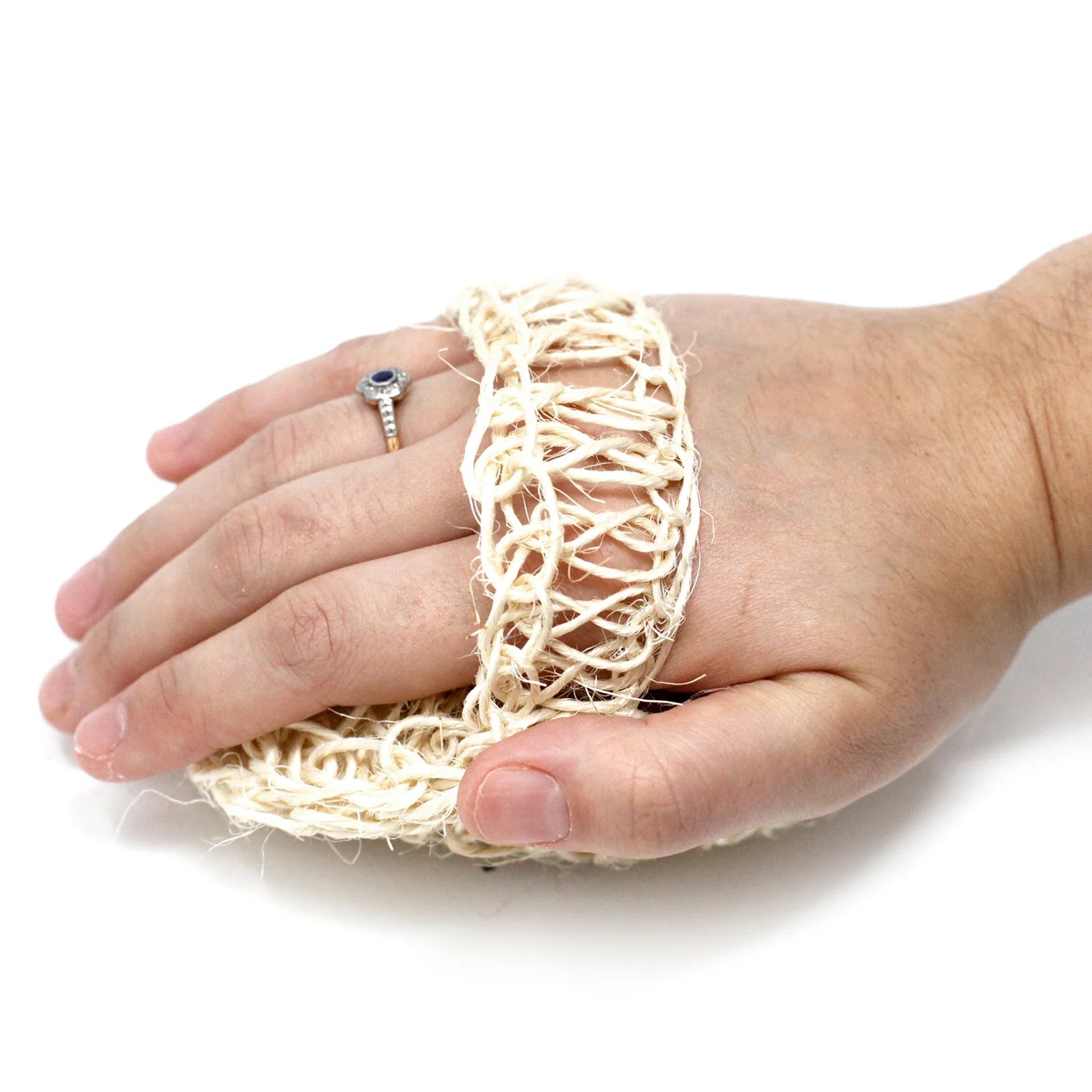 Coussin exfoliant Sisal tenu à la main