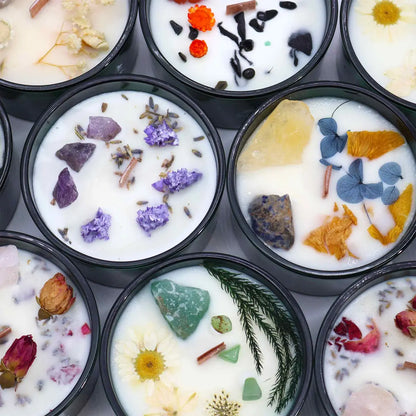 Détail des gemmes quartz rose et fleurs séchées dans la bougie parfumée énergie douce réconfortante