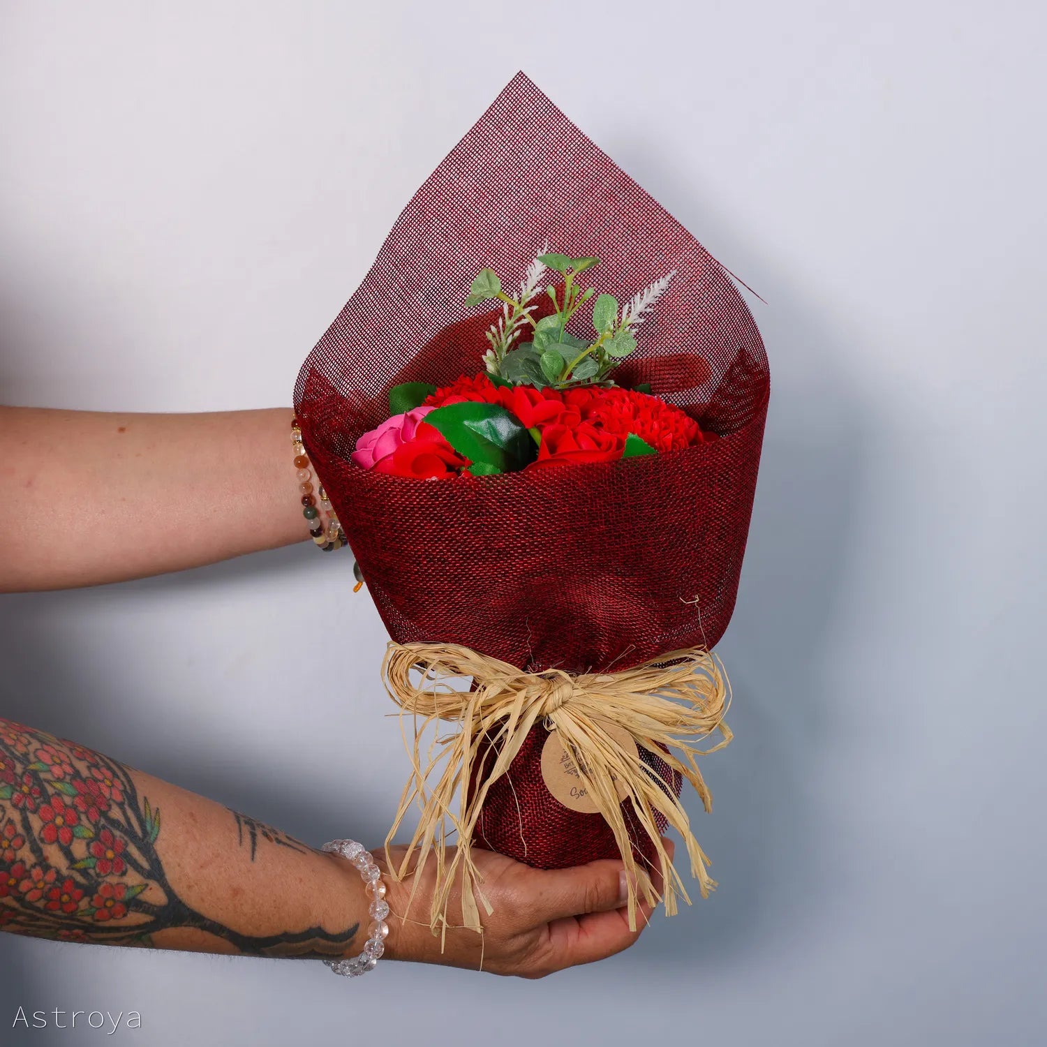 Bouquet de fleurs de savon couleur rouge, effet réaliste, texture douce à base d’amidon de maïs – Astroya