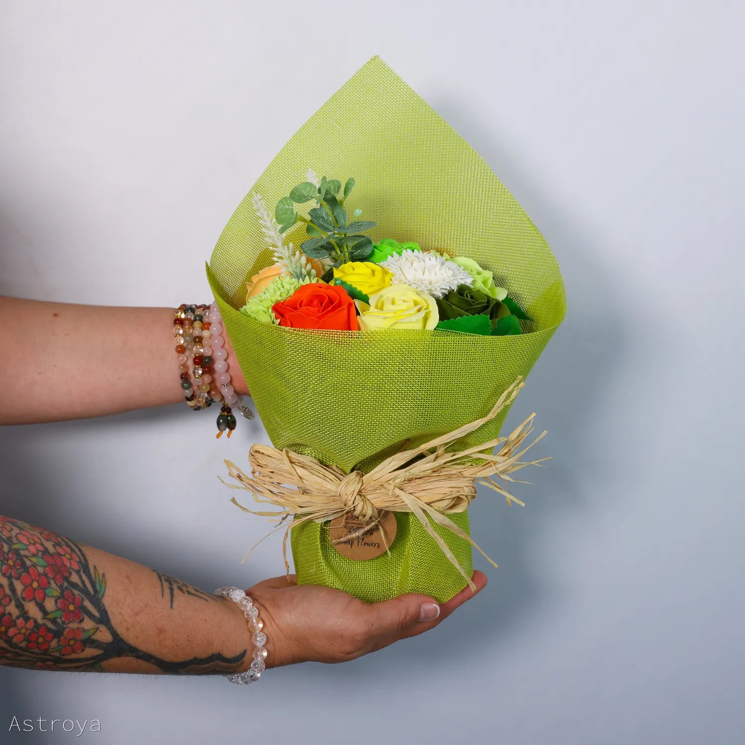 Composition florale en savon décoratif, présentation raffinée, alternative durable aux fleurs fraîches – Astroya