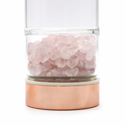 Gros plan de la gourde infuseur à thé en verre avec pierres naturelles de quartz rose authentiques
