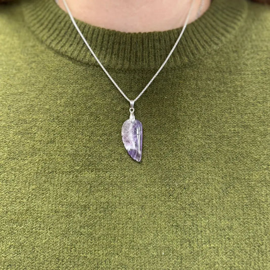 Pendentif Aile d'Ange en Améthyste porté par une femme