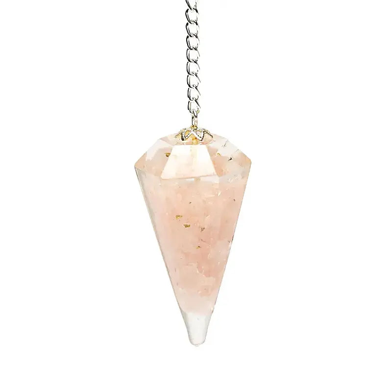 Pendule en quartz rose facetté orgonite en gros plan – accessoire énergétique et spirituel