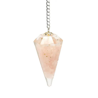 Pendule en quartz rose facetté orgonite en gros plan – accessoire énergétique et spirituel