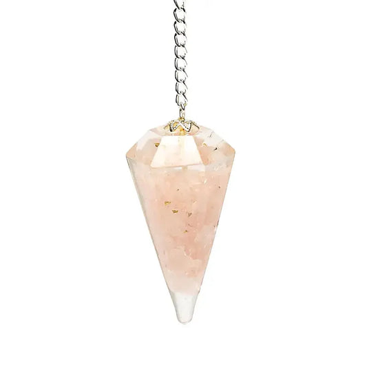 Pendule en quartz rose facetté orgonite en gros plan – accessoire énergétique et spirituel