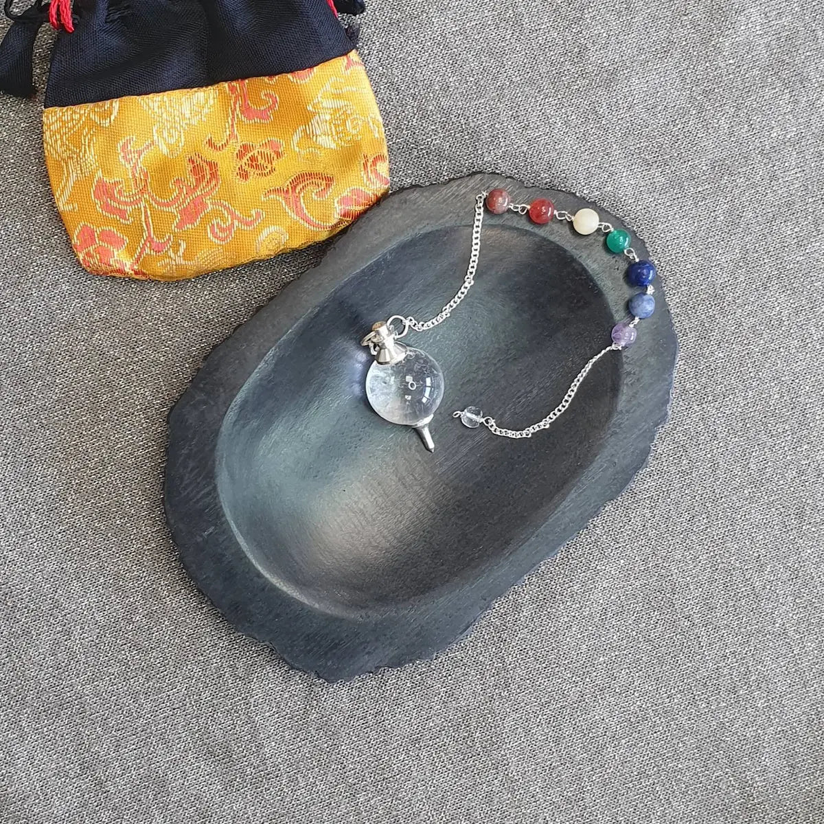 Pendule 7 chakras et sa pochette de rangement