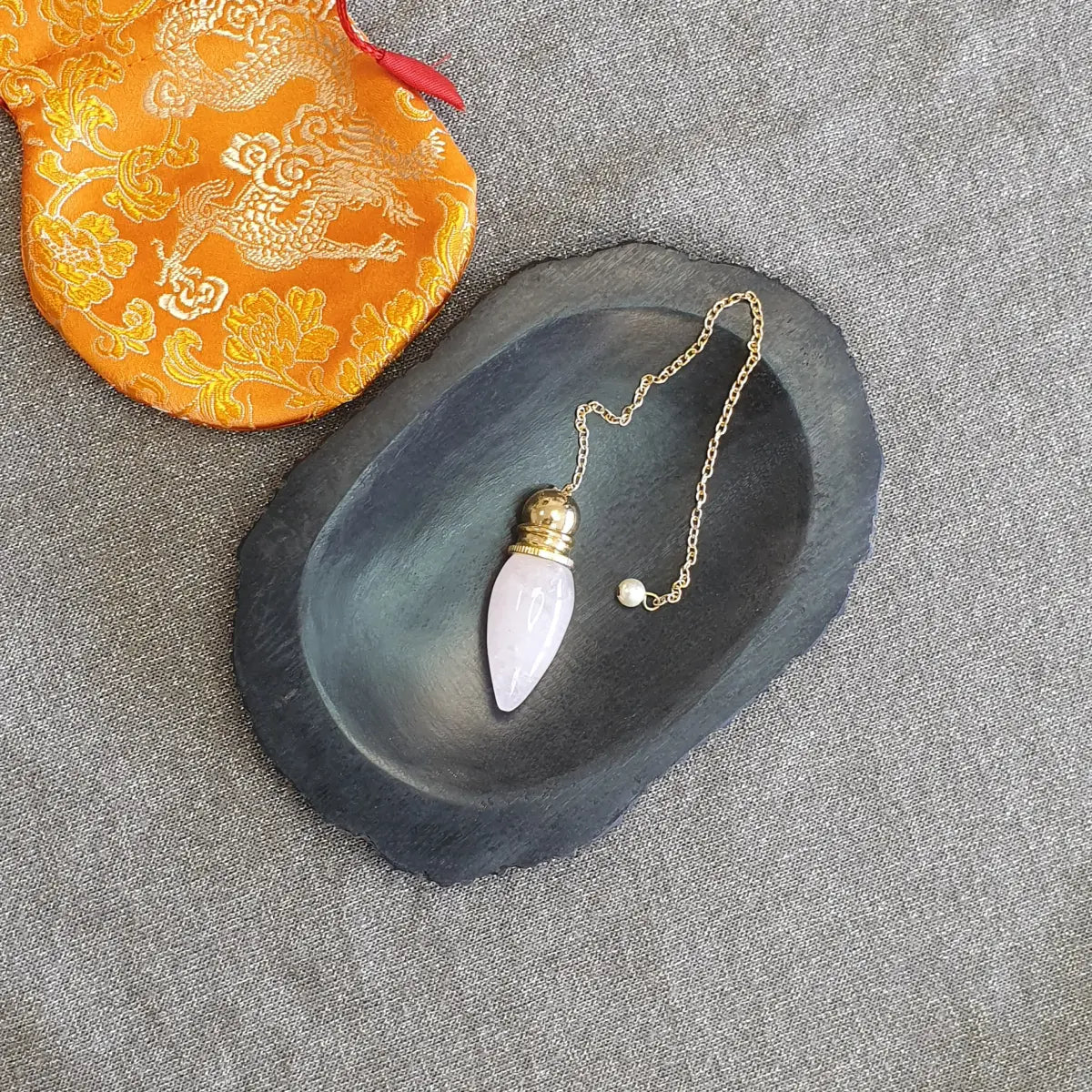Pendule Quartz rose plaqué laiton avec pochette