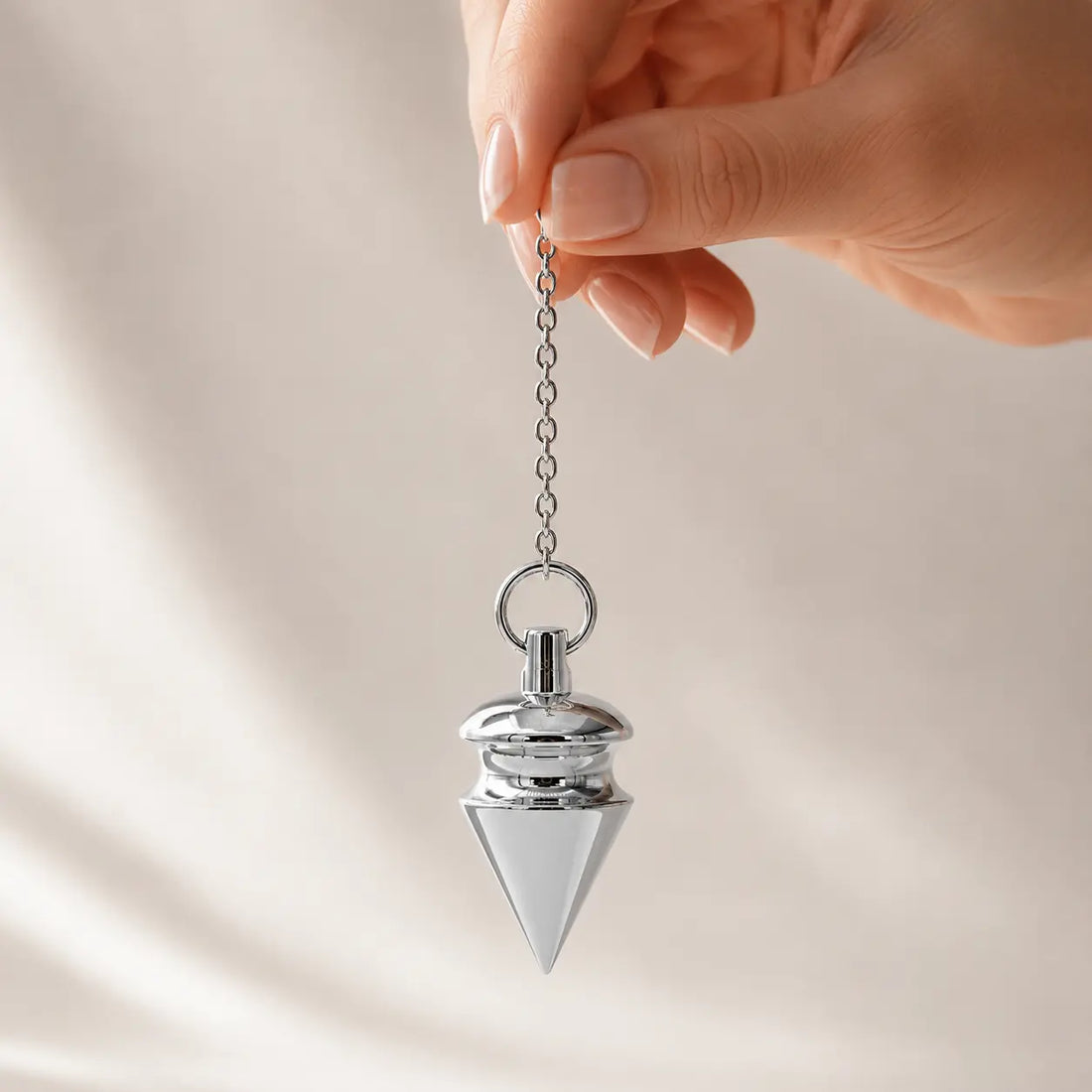 Pendule en laiton chromé | Conique