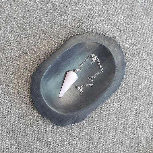 Pendule Quartz rose facetté en pointe sur une plaque de marbre