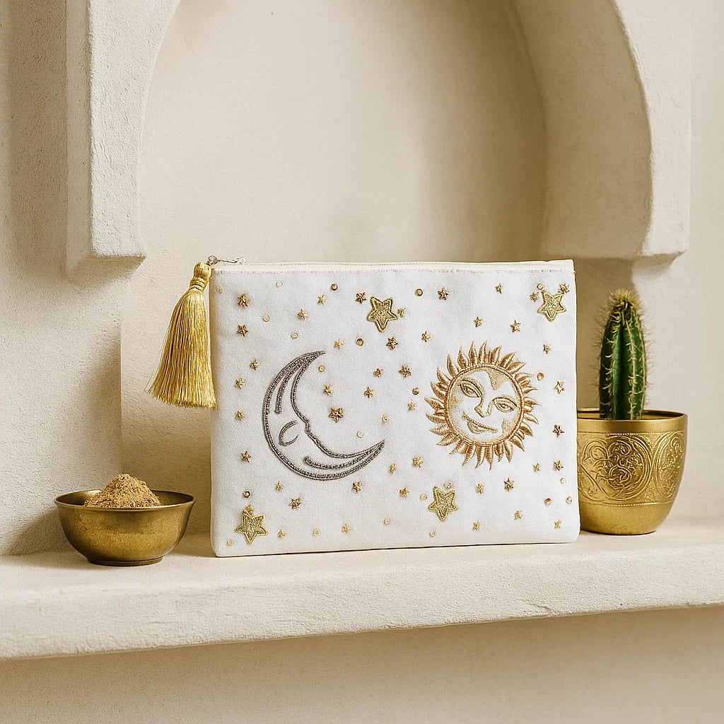 Pochette à bijoux en velours blanc brodée du soleil et de la lune entrelacés symbole yin yang Astroya