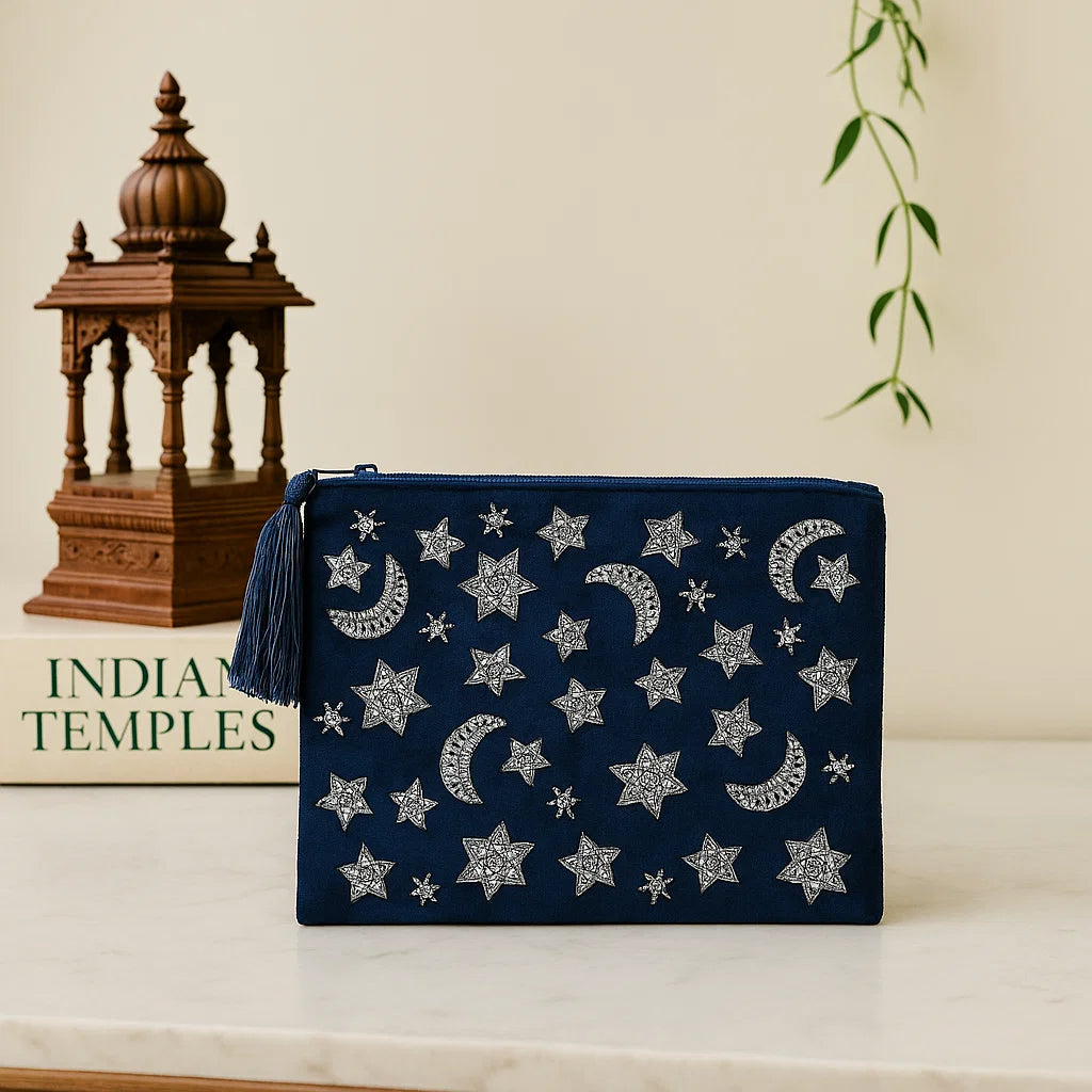 Pochette à bijoux en velours bleu nuit brodée de lunes et étoiles dorées comme un ciel céleste Astroya