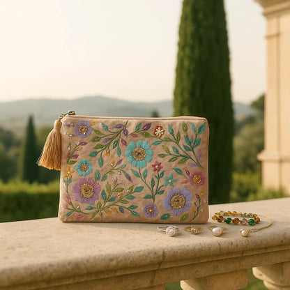 Pochette en velours brodée de fleurs, accessoire chic pour ranger bijoux et rituels bien-être