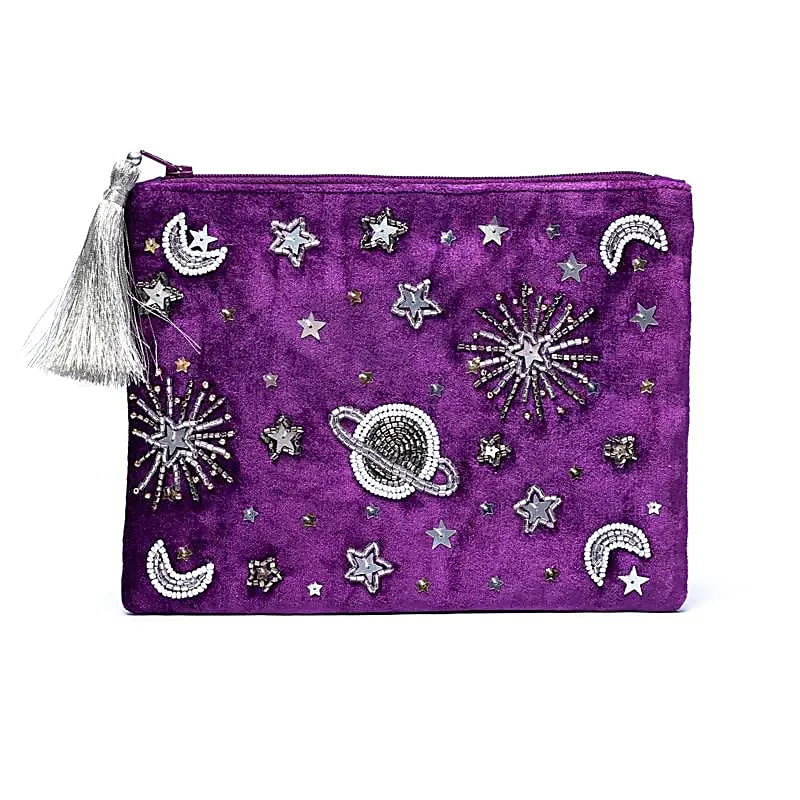 Pochette zippée en velours violet brodée de planètes et étoiles, accessoire spirituel pour coffret cadeau bien-être Astroya