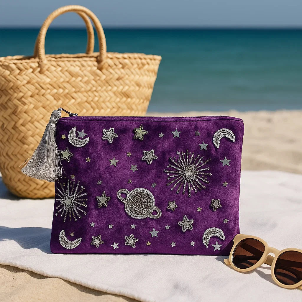 Pochette spirituelle violette brodée de symboles célestes, accessoire bien-être inspiré des énergies du monde