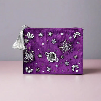 Pochette velours violette avec planetes brodées