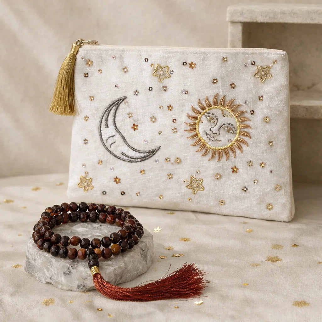 Coffret cadeau protection avec mala œil de tigre et pochette brodée soleil lune