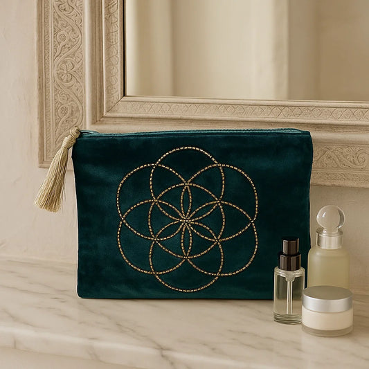 Pochette zippée en velours Pétrole | broderie Graine de Vie dans une salle de bain féminine