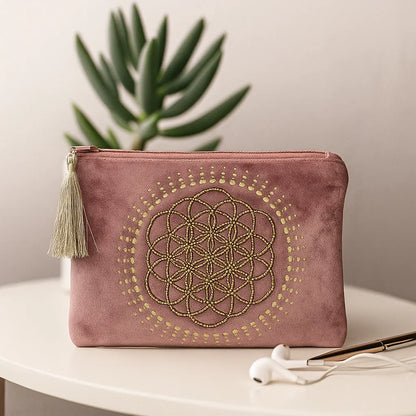 Pochette bien-être Fleur de Vie posée sur meuble – idée cadeau douce et symbolique